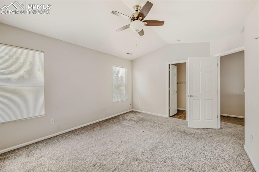 Image 19 of 27: Bedroom