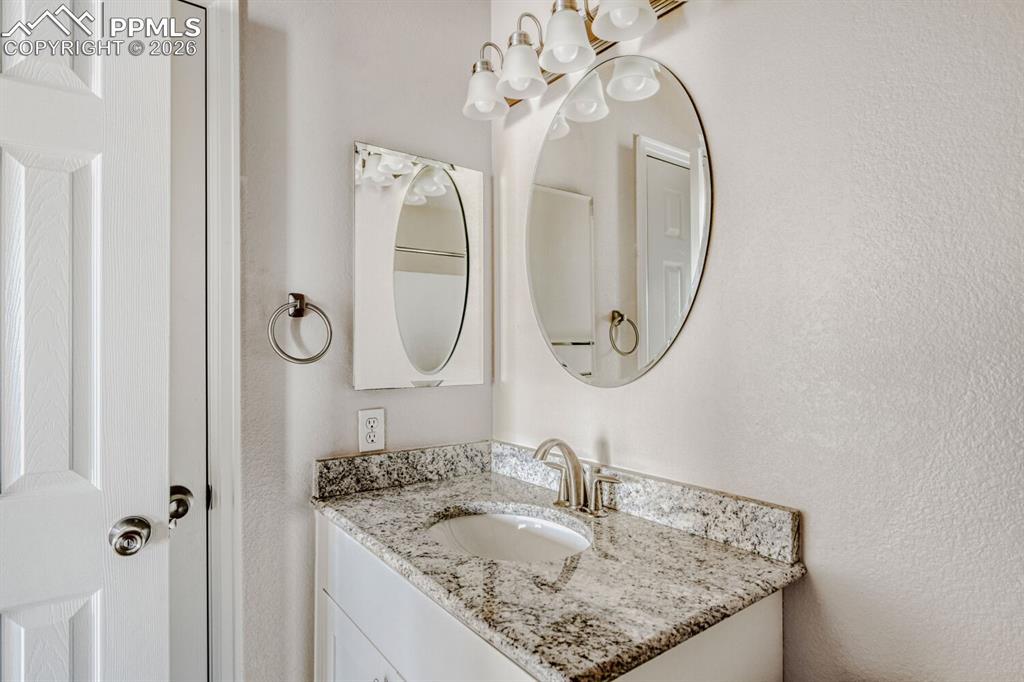 Image 22 of 27: Bathroom