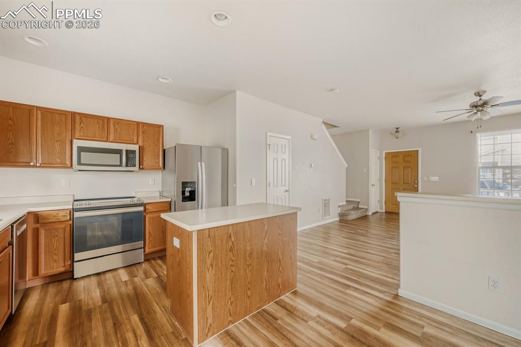 Image 7 of 27: Kitchen