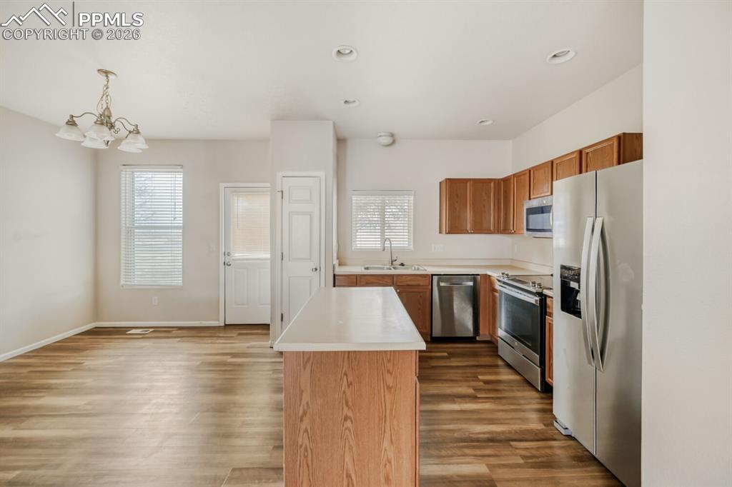 Image 9 of 27: Kitchen