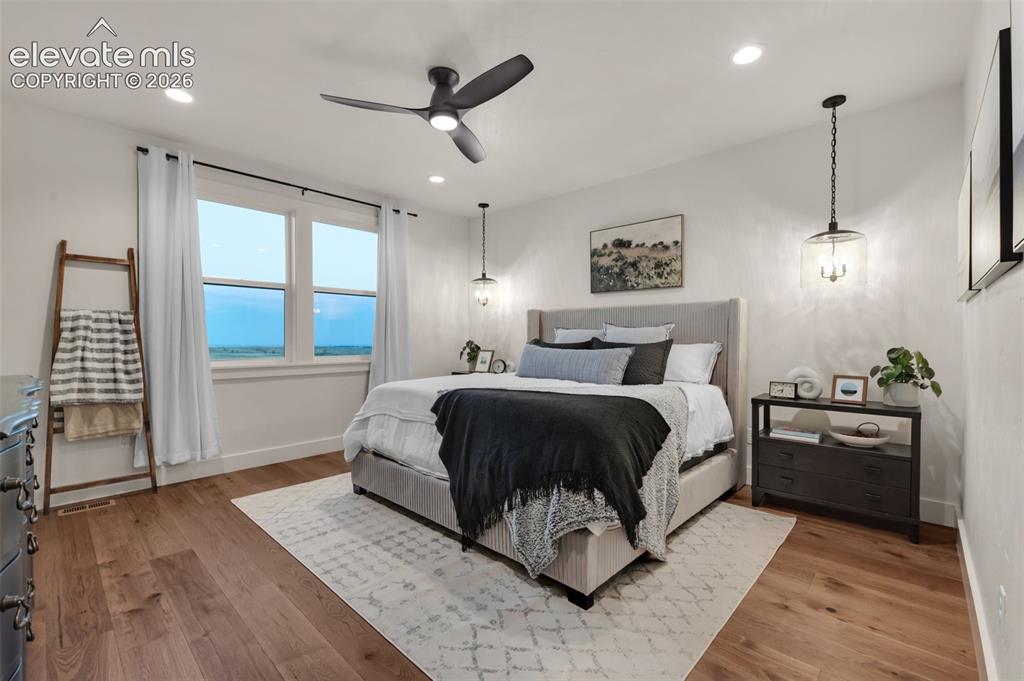 Image 16 of 29: Bedroom