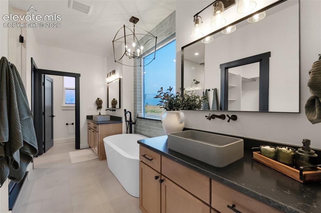 Image 18 of 29: Bathroom