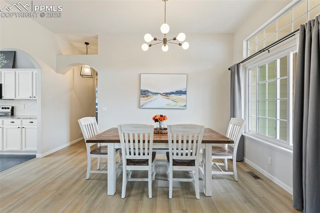 Image 21 of 45: Dining Area
