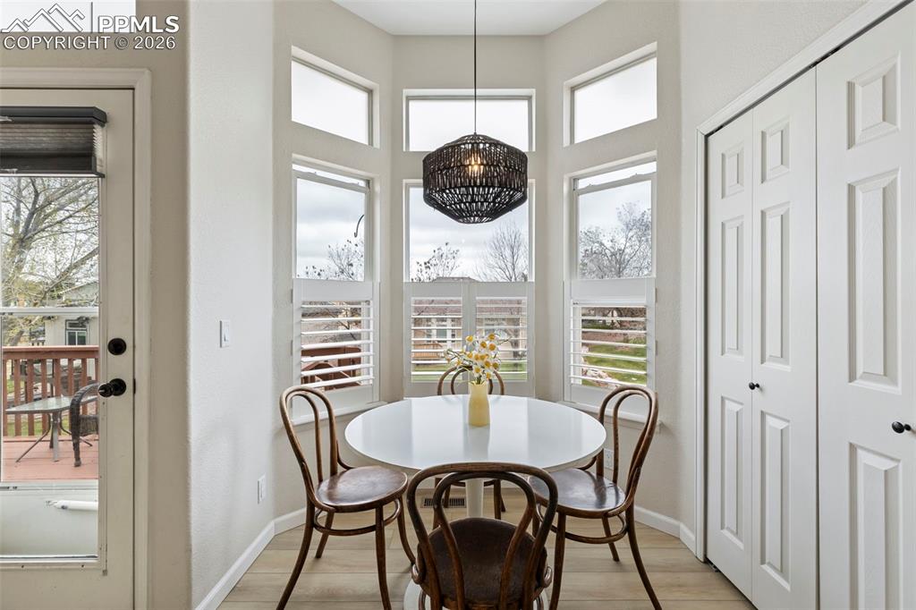 Image 29 of 45: Dining Area