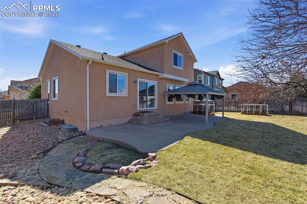 Image 41 of 48: Bedroom