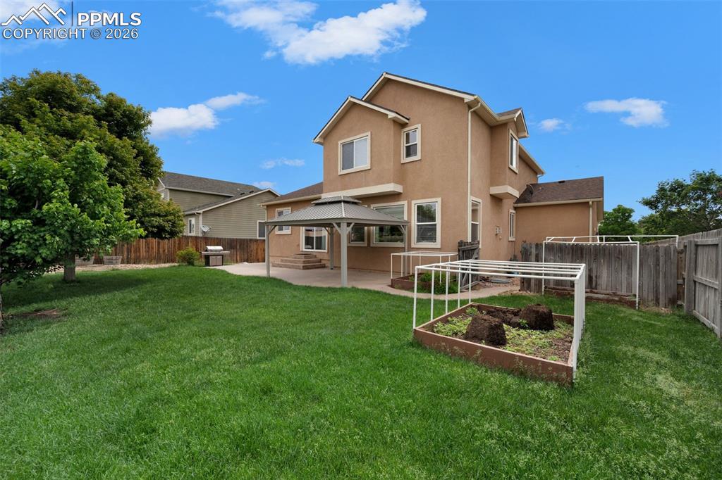 Image 42 of 48: Bedroom