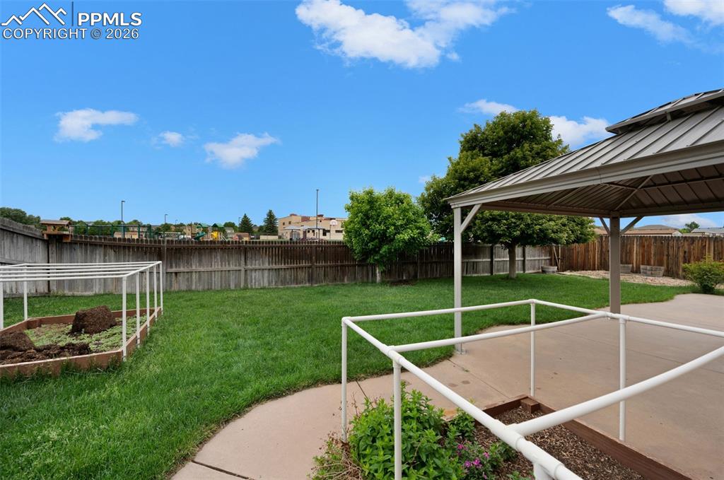 Image 43 of 48: Yard