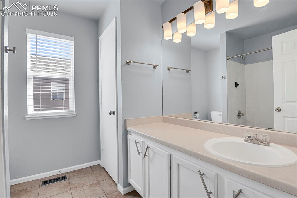 Image 25 of 38: Bathroom #2 - Upper Level