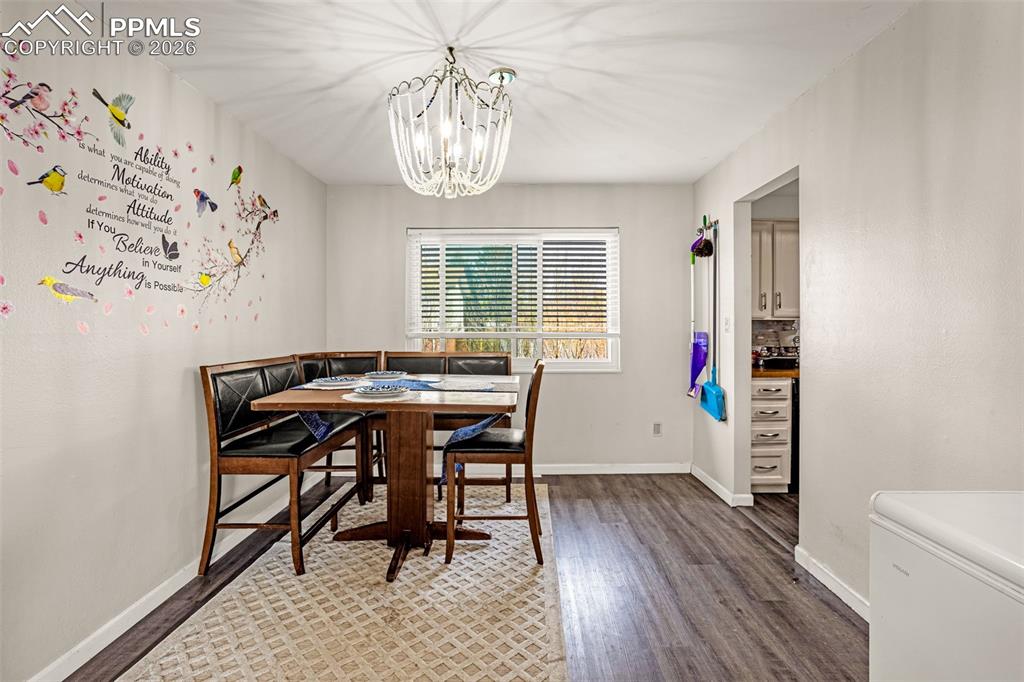 Image 10 of 45: Dining Area