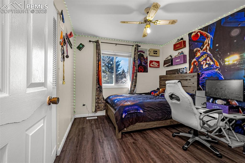 Image 13 of 45: Bedroom