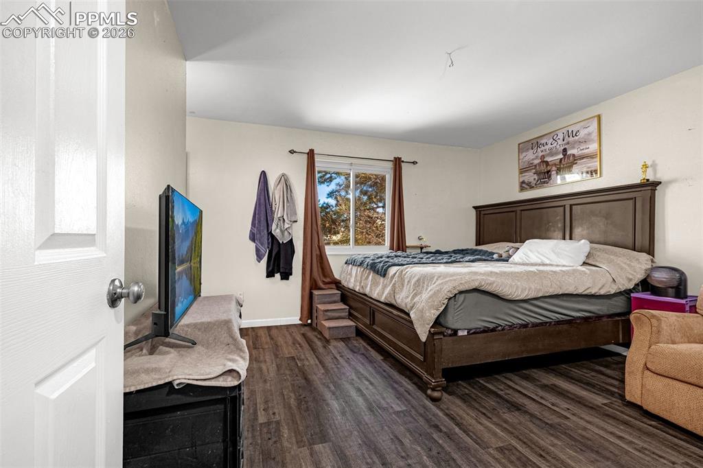 Image 14 of 45: Bedroom