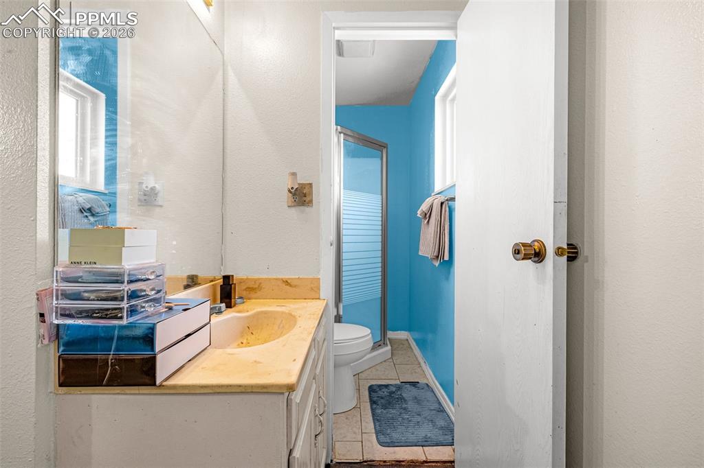 Image 16 of 45: Bathroom