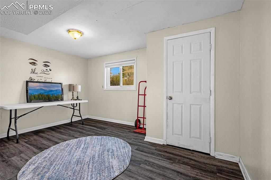 Image 25 of 45: Office