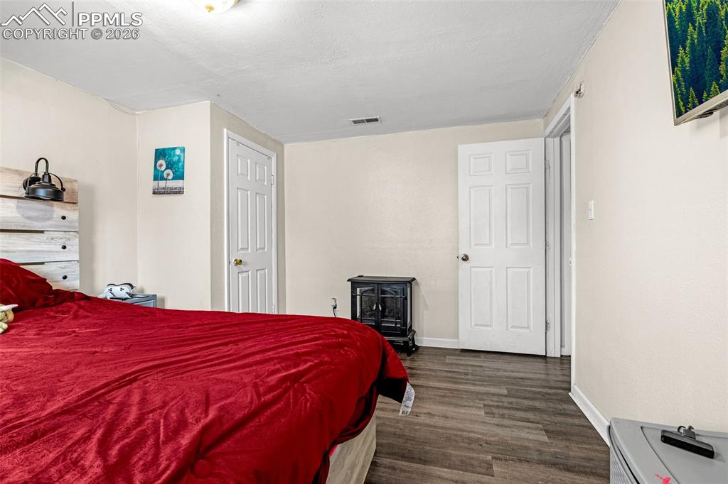 Image 28 of 45: Bedroom