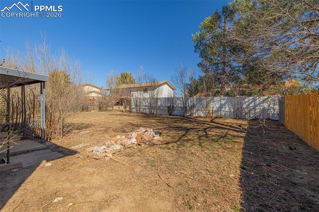 Image 33 of 45: Yard