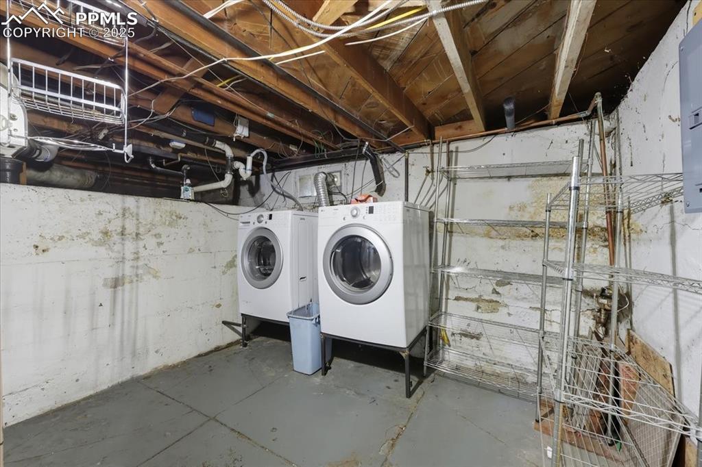 Image 19 of 48: Laundry area.