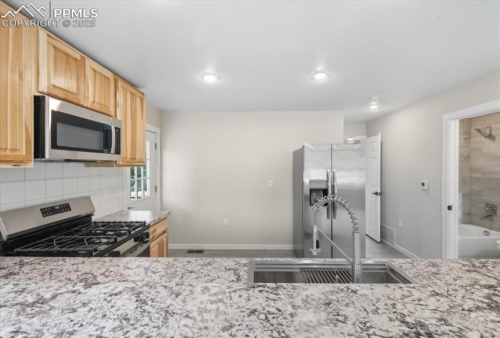 Image 27 of 48: Beautiful kitchen.