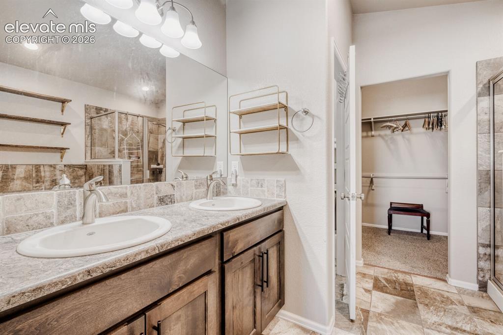 Image 16 of 39: Bathroom
