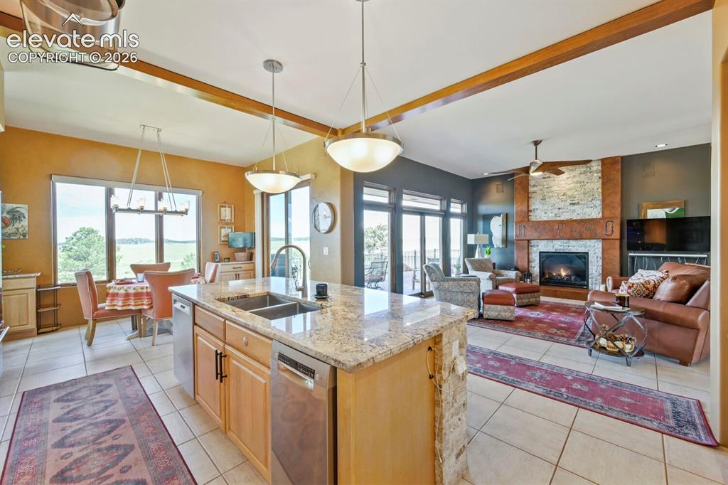 Image 10 of 50: Kitchen