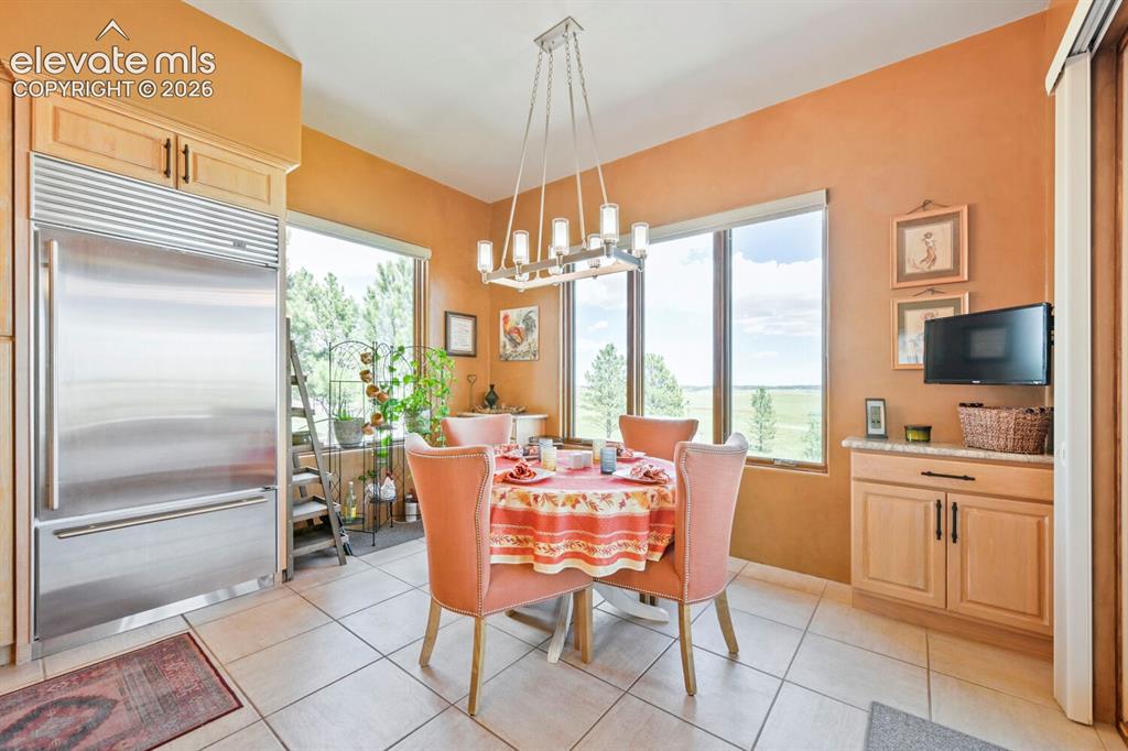 Image 11 of 50: Dining Area