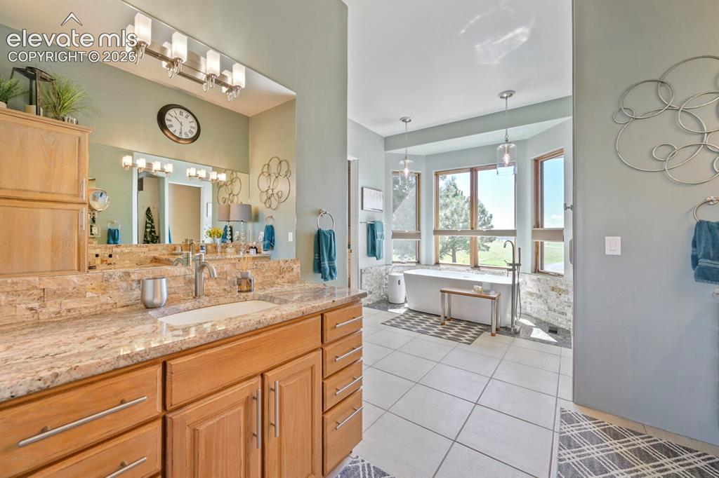 Image 18 of 50: Bathroom