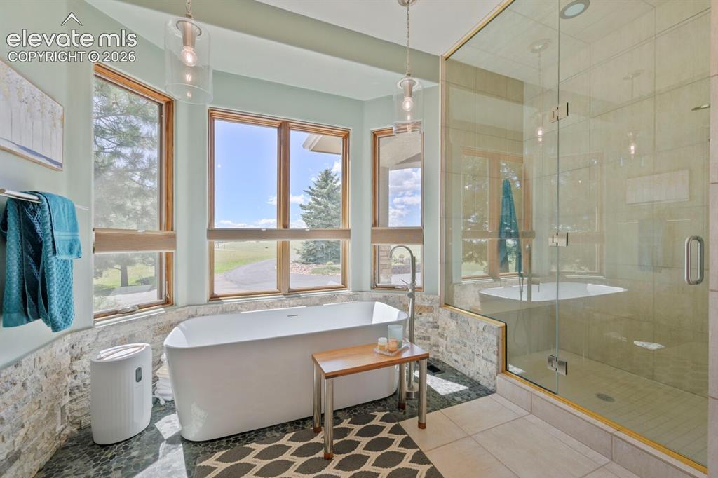 Image 19 of 50: Bathroom