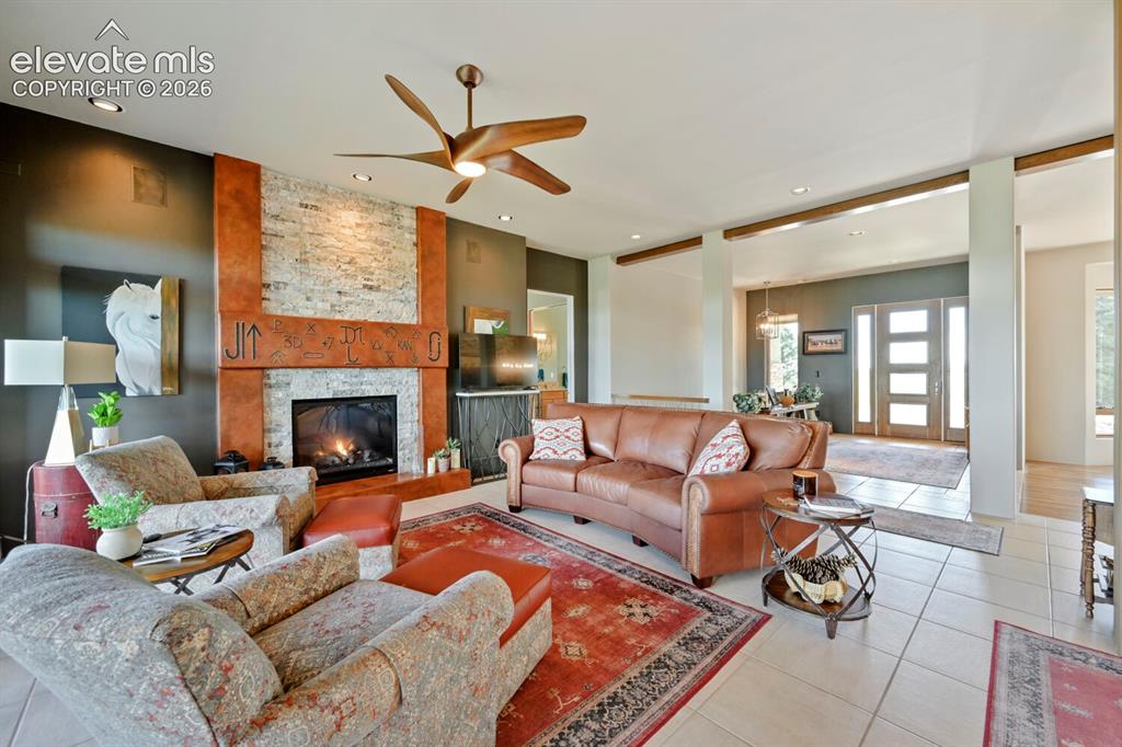 Image 5 of 50: Living Room