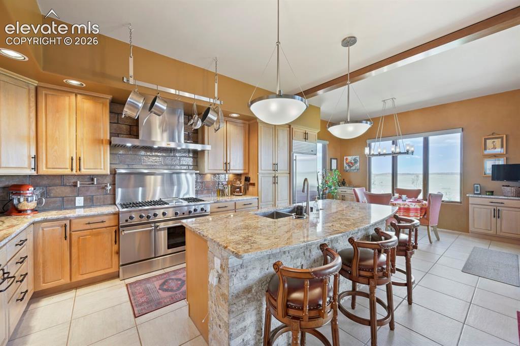 Image 8 of 50: Kitchen