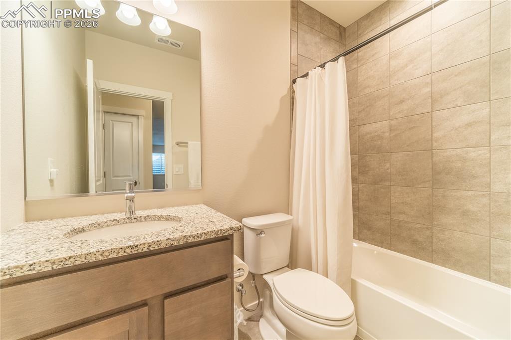 Image 22 of 34: Bathroom