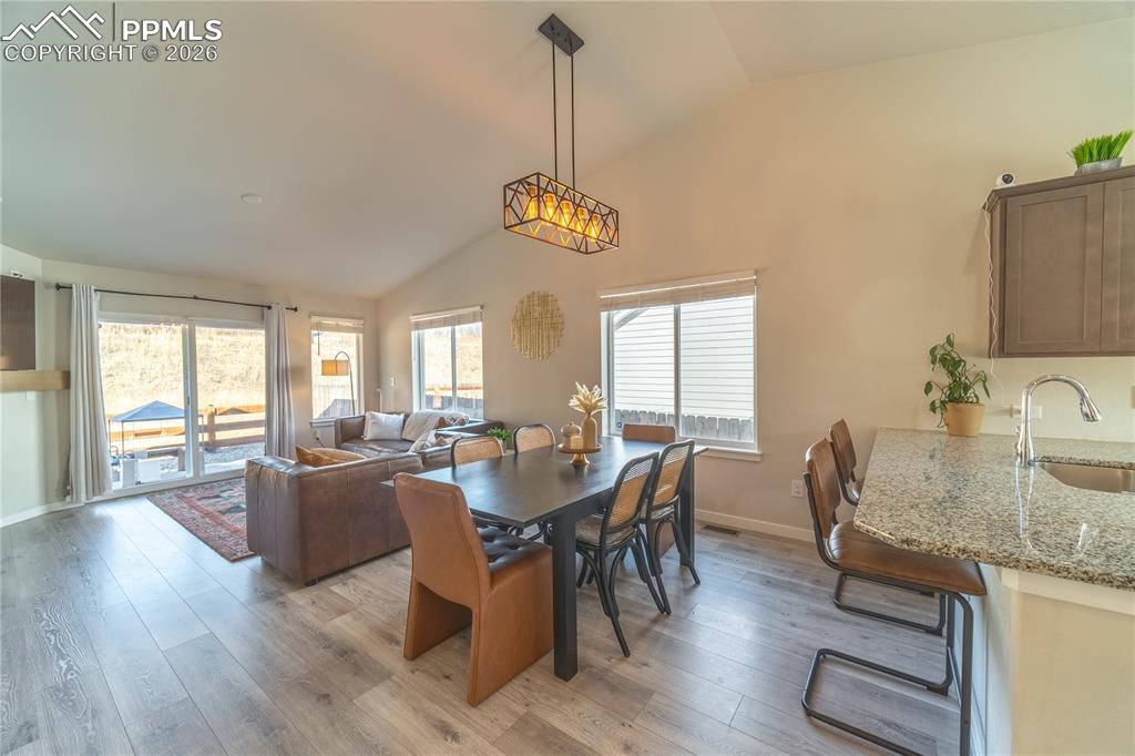 Image 4 of 34: Dining Area