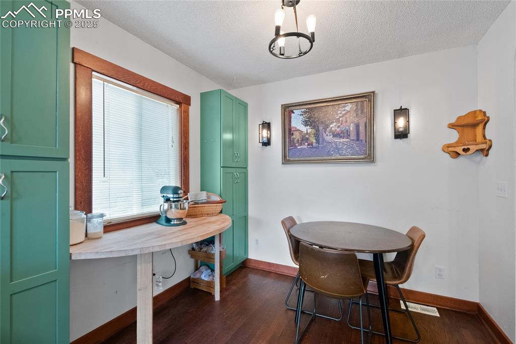 Image 11 of 43: Eat in Kitchen