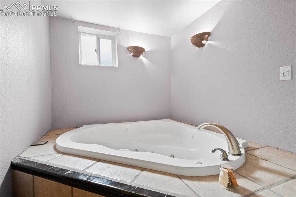 Image 20 of 43: Jetted Tub