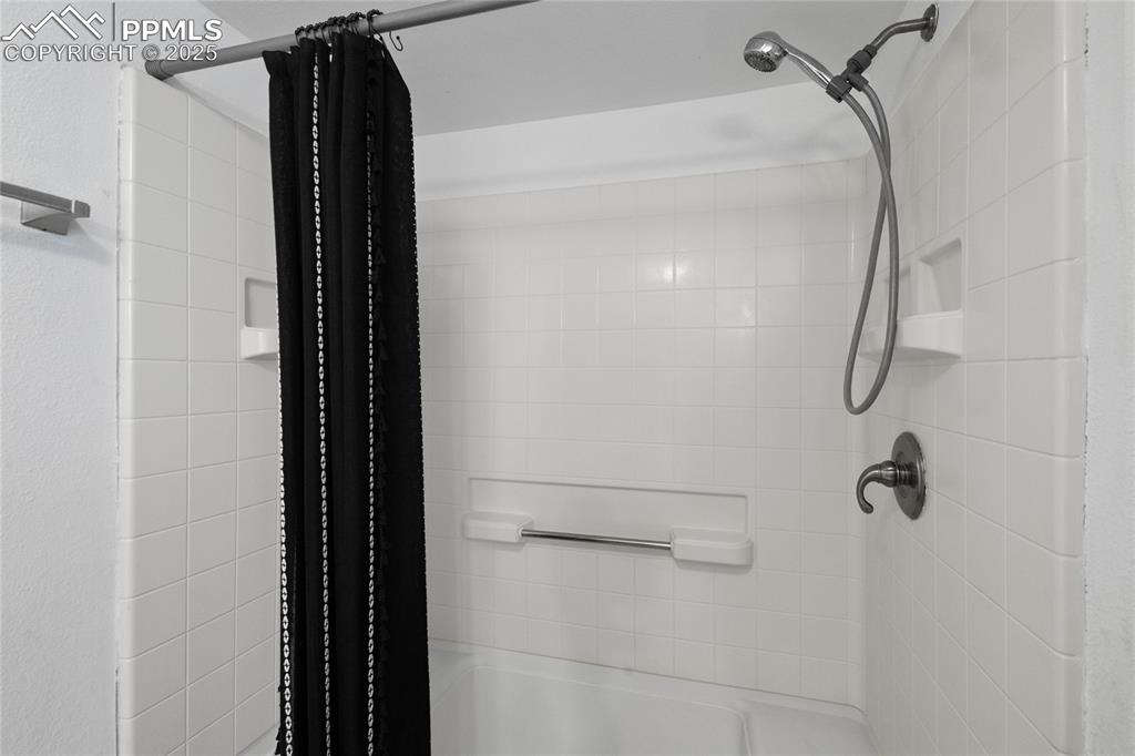 Image 21 of 43: Bathroom