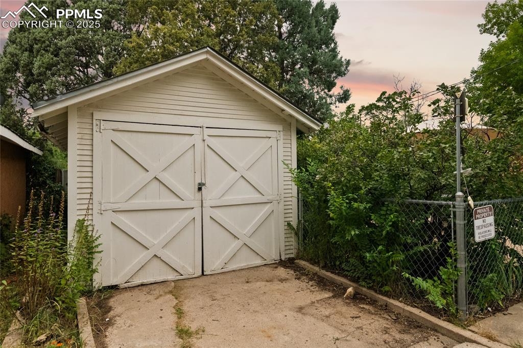 Image 36 of 43: Garage