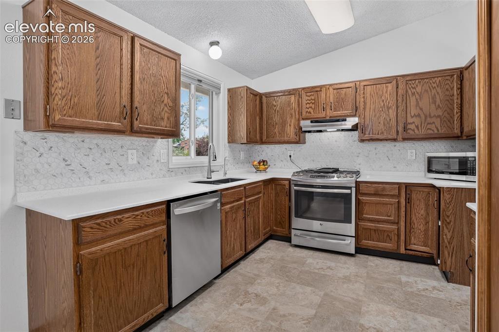 Image 10 of 50: Kitchen