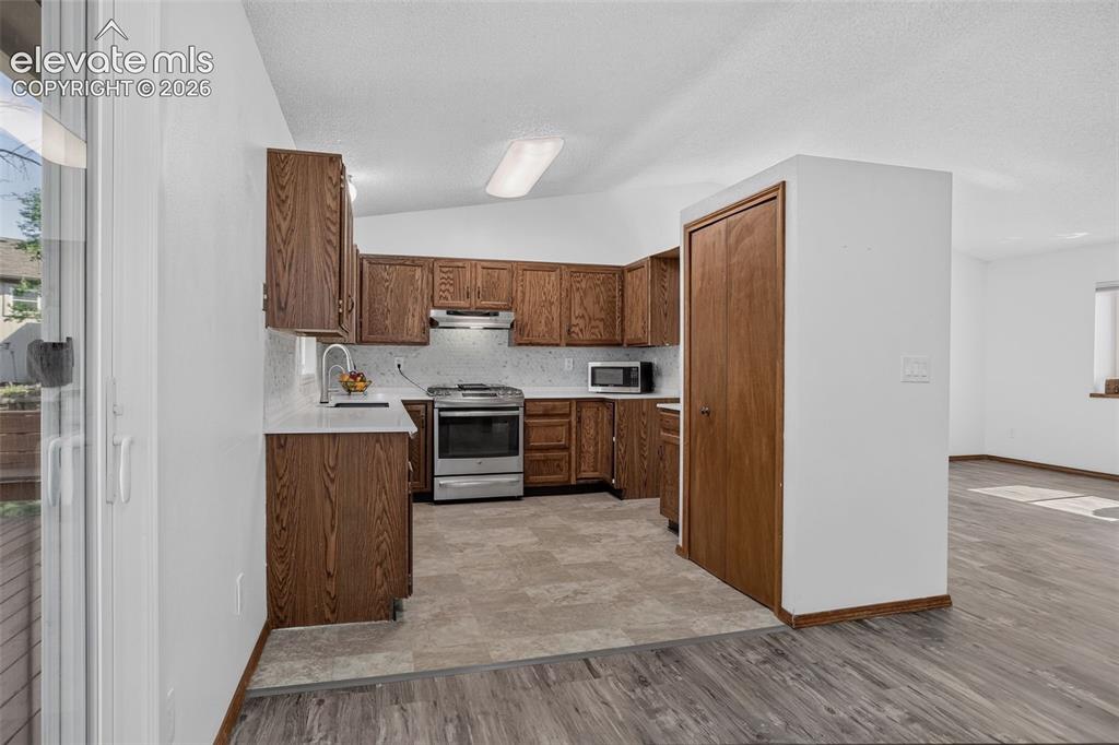 Image 11 of 50: Kitchen
