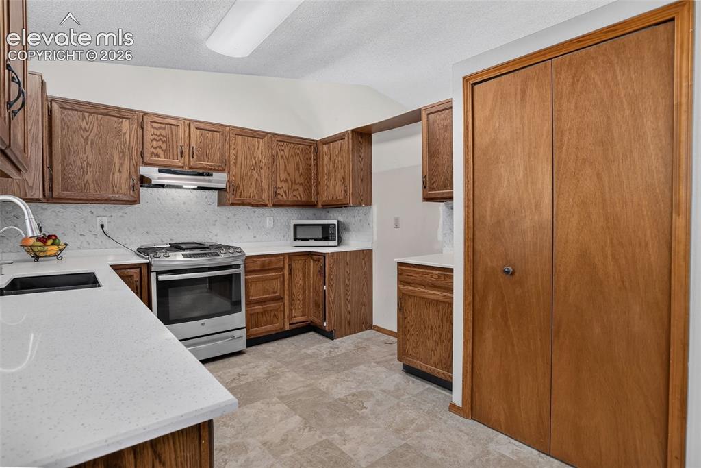 Image 14 of 50: Kitchen
