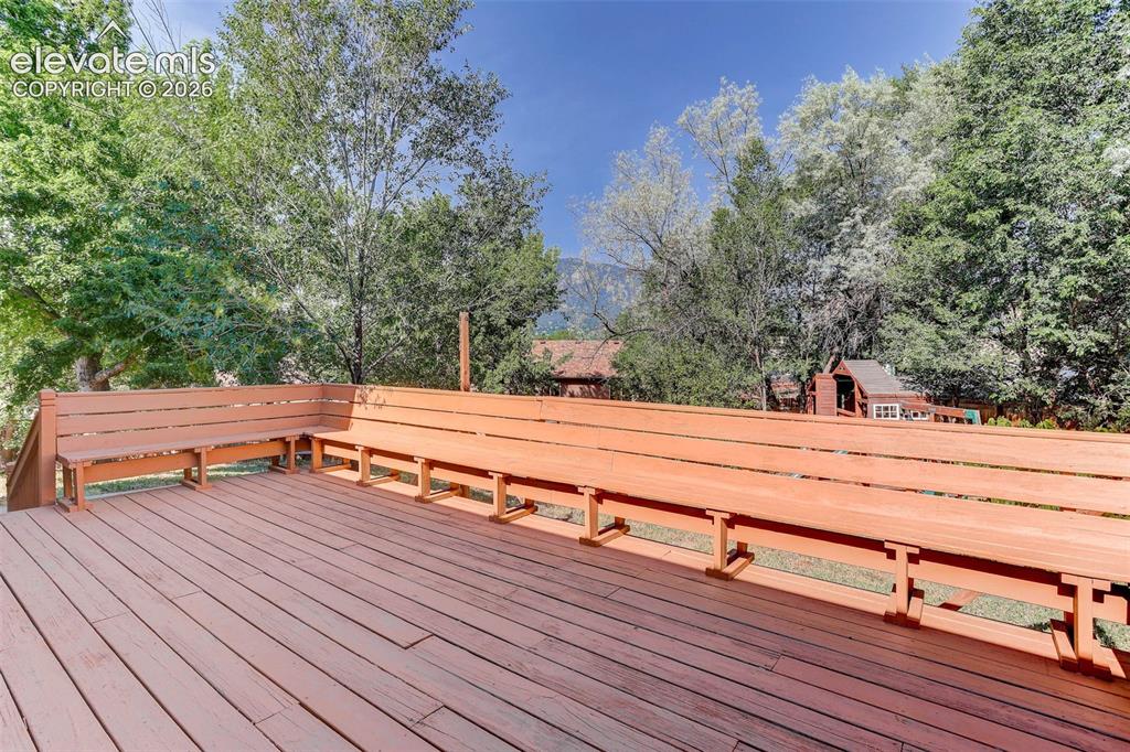 Image 19 of 50: Deck
