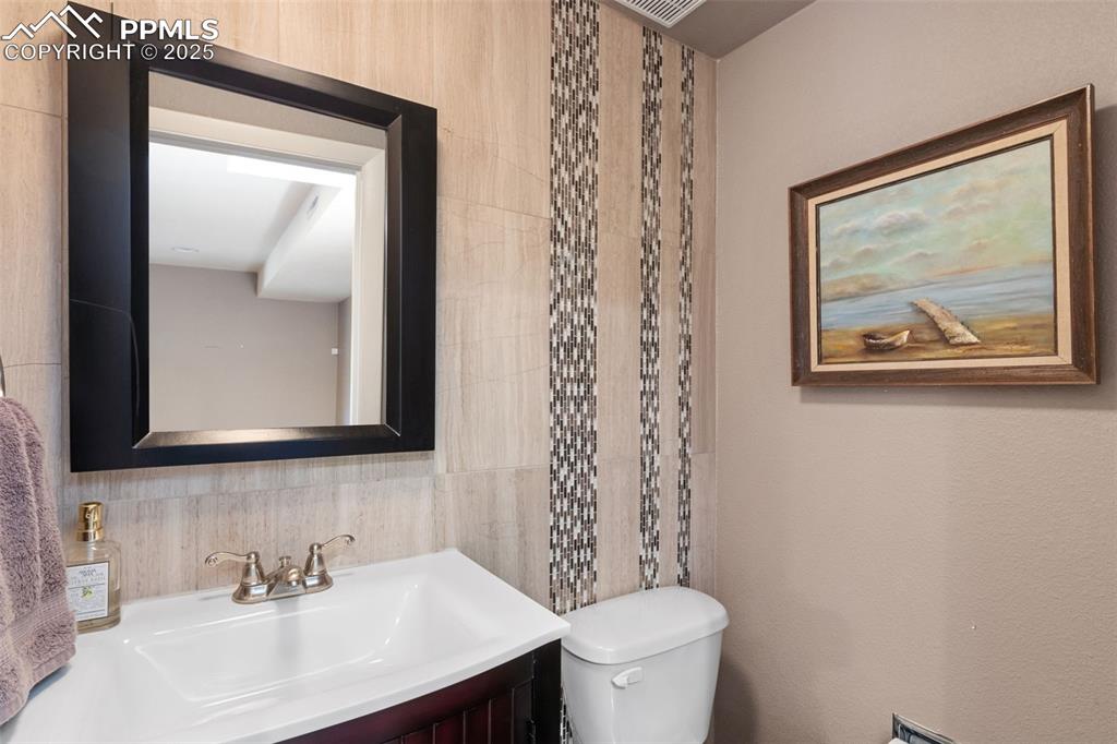 Image 15 of 48: Bathroom