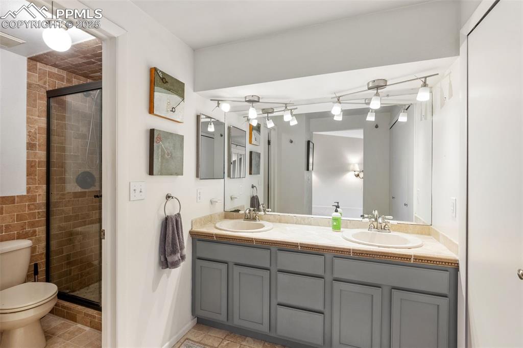 Image 23 of 48: Bathroom