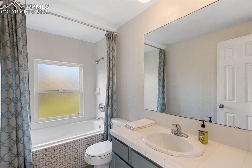 Image 26 of 48: Bathroom