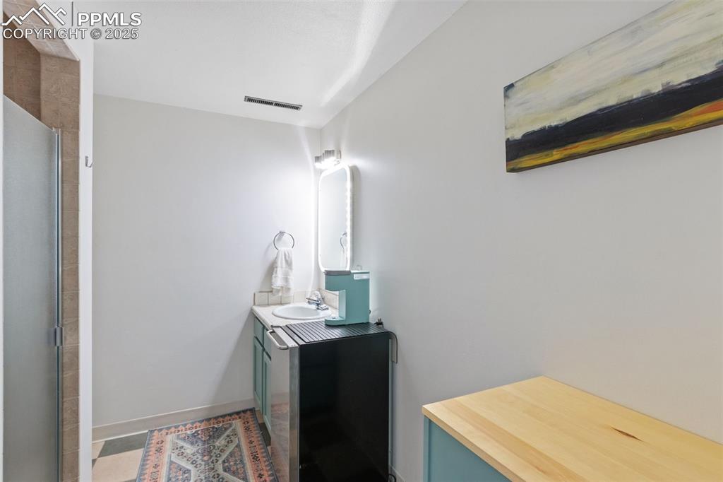 Image 29 of 48: Bathroom