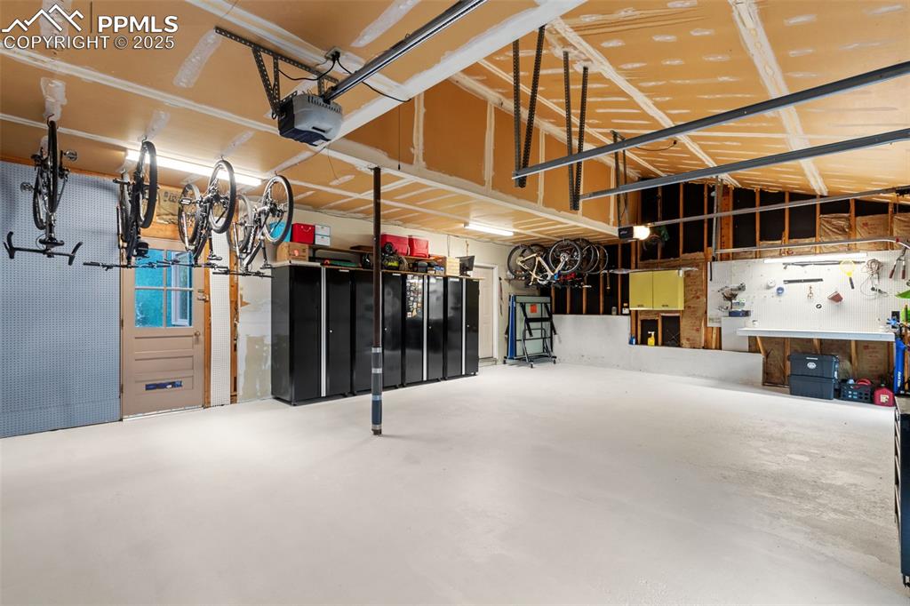 Image 31 of 48: Garage