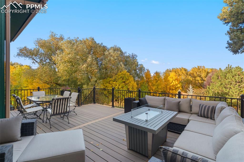 Image 33 of 48: Deck