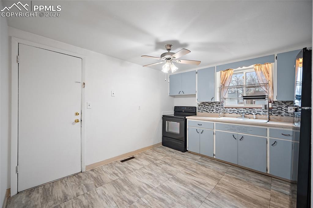 Image 15 of 37: Kitchen