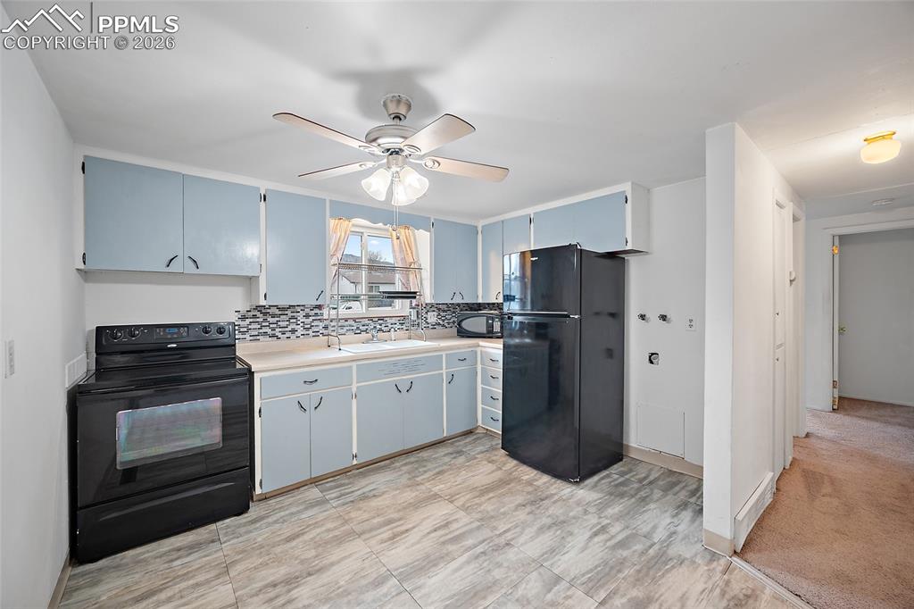 Image 16 of 37: Kitchen