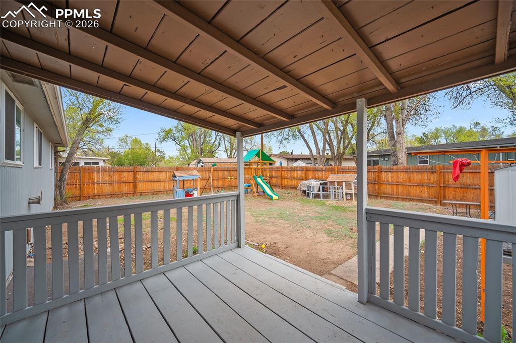 Image 23 of 37: Deck