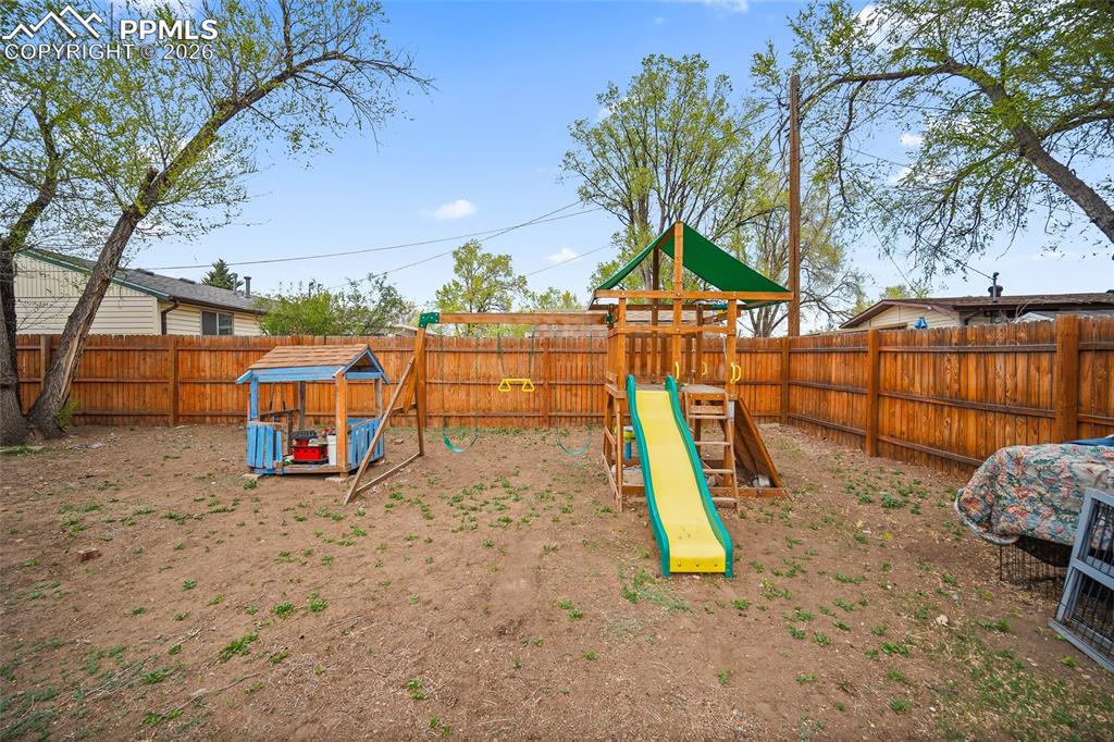 Image 27 of 37: Yard