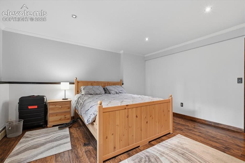 Image 31 of 46: Recessed ceiling lighting, crown molding, wood-finish flooring, light gray 