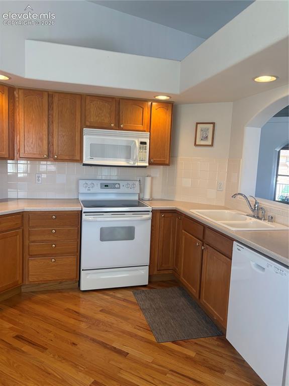 Image 8 of 14: Kitchen